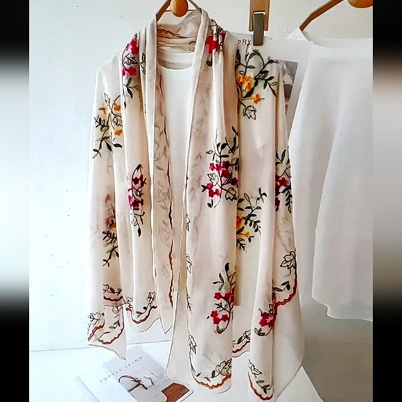 🐎NEW! Vintage Floral Embroidered Scarf - Picture 3 of 3